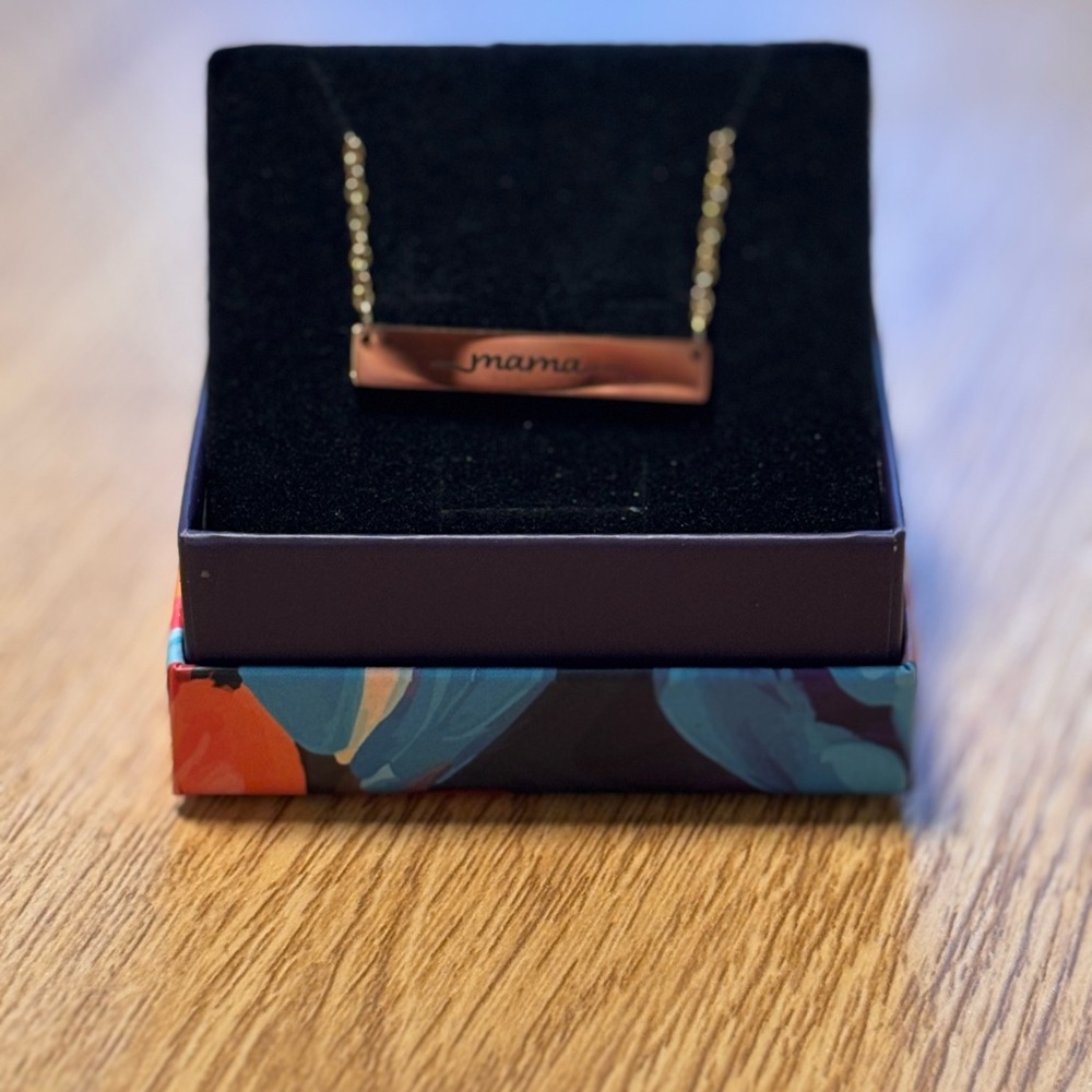 Chic Gold 'Mama' Pendant Necklace